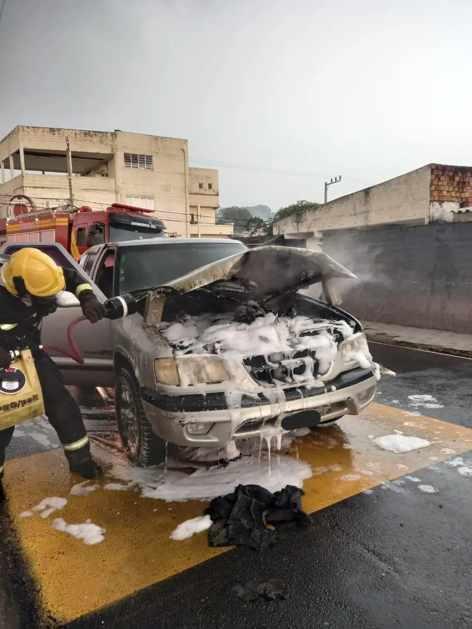 Caminhonete pega fogo e mobiliza bombeiros em Criciúma Linha Verdade